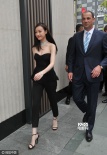 倪妮抹胸衣小露乳溝妖嬈嬌媚 烈焰紅唇玩性感