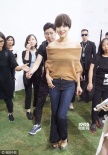 小宋佳短發(fā)凌亂露香肩 獲助理左右攙扶顯大牌