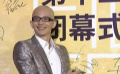 歌手平安亮相紅毯 銀色西裝展現(xiàn)其瀟灑帥氣