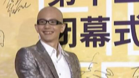 歌手平安亮相紅毯 銀色西裝展現(xiàn)其瀟灑帥氣