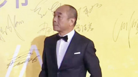 《百鸟朝凤》剧组登台 陶泽如身着西装信心十足