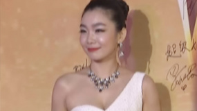 张瑶、杜鹃亮相长春电影节 性感造型挥手甜笑