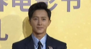 韓庚帥氣亮相紅毯 首次擔當形象大使坦言：緊張