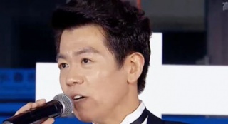 田歌黑色長裙亮相盡顯雍容 馮堯重回故鄉(xiāng)表感慨