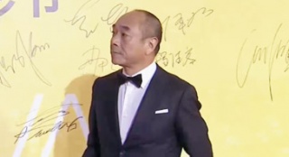 《百鳥朝鳳》劇組登臺 陶澤如身著西裝信心十足