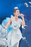 梁咏琪巡演合肥站着抹胸礼服登台 造型华丽多变