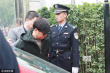 王宝强现身法院 架黑超显疲惫特警群众围满现场