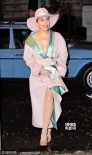 Lady Gaga貴婦范兒十足 深V大衣真空上陣秀半球