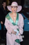 Lady Gaga貴婦范兒十足 深V大衣真空上陣秀半球