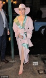 Lady Gaga貴婦范兒十足 深V大衣真空上陣秀半球