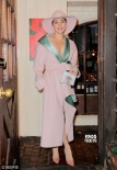 Lady Gaga貴婦范兒十足 深V大衣真空上陣秀半球