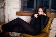 宋茜拍写真前凸后翘秀美背 性感红唇显攻气甜美