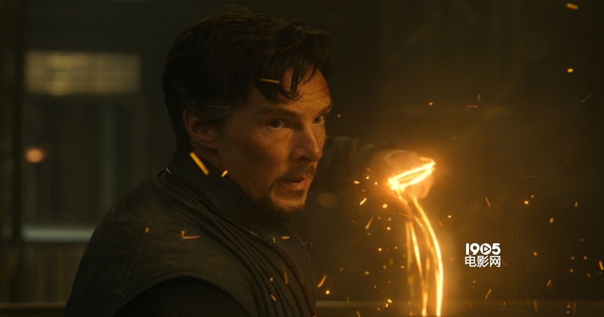 《奇异博士》曝新照 "卷福"施展法术俯视凌乱空间_海外爆料_图集_电影