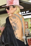 Lady GaGa东京机场大露背看呆宅男粉 360度献吻