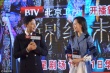 唐嫣“燕尾”风衣搭白裙露甜笑 罗晋黑西装帅气