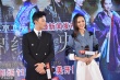 唐嫣“燕尾”风衣搭白裙露甜笑 罗晋黑西装帅气