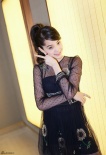 笑容殺！ 歐陽娜娜黑紗短裙詮釋靈動(dòng)少女可愛爆表