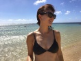 牛莉带女儿海边开心度假 穿性感比基尼大秀身材