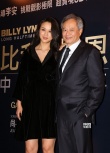 《比利·林恩》香港首映 汤唯产后红毯首秀挺李安
