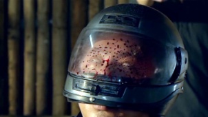 《一路顺风》英文版预告片 男子戴头盔被爆头