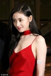 “太子妃”張?zhí)鞇鄞┲蠹t吊帶秀美胸白皙誘人