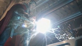 《复仇者联盟2》删减片段 雷神放出幻世被狂虐