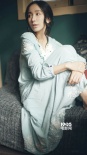 婁藝瀟卷發(fā)長(zhǎng)裙拍文藝寫(xiě)真 略施粉黛氣質(zhì)靈動(dòng)