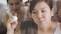 《辣警霸王花》搞笑片段 郑欣宜比赛吃蛋吃到喷