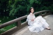 輕紗包裹雪膚 張馨予寫真綠林叢中點(diǎn)腳似仙女