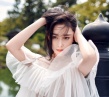 輕紗包裹雪膚 張馨予寫真綠林叢中點腳似仙女