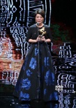 金燕玲获得最佳女配角 登台落落大方温柔沉静