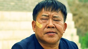 《锅是铁》曝光预告片 “最丑汉奸”搞笑行善记