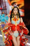 走路带风长腿吸睛 刘雯奚梦瑶维密秀性感魅惑登台