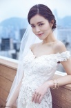 文咏珊身披抹胸鱼尾婚纱 大秀美丽锁骨性感迷人