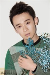 清貴范兒十足！ 董子健最新寫真演繹花兒與少年