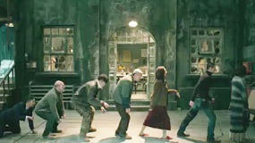 《你好，瘋子！》瘋?cè)嗽禾剌?演繹“人類進(jìn)化”