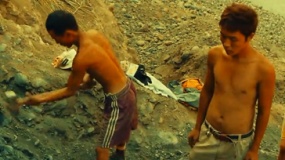 《翡翠之城》曝片段 实拍工人大山挖玉木板渡河
