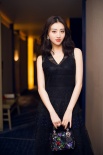 景甜着黑色长裙出席盛典美出天际 撩发尽显妩媚