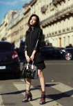 文咏珊巴黎街拍展示初春美搭 青春美少女元气足