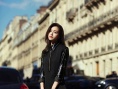 文詠珊巴黎街拍展示初春美搭 青春美少女元?dú)庾? title=