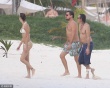 小李子獲比基尼美女相陪海邊度假 肚大發(fā)福變大叔