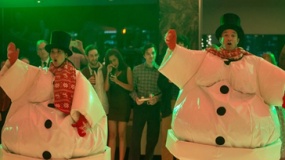 《办公室圣诞派对》片段 雪人出场炒热气氛
