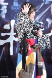 陳喬恩顯胖造型似打翻調(diào)色盤 遭靳東“摸頭殺”