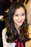 Angelababy挺7月孕肚亮相 四肢依旧纤细美貌不减