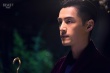 胡歌優(yōu)雅新寫真曝光 穿睡衣變身吸血鬼狂逗萌貓