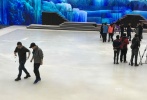 张艺谋疑执导北京卫视跨年歌会 今日现身歌会现场