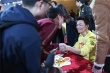 《大闹天竺》路演 王宝强化身圣诞老人狂撒礼物雨