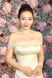 柳巖抹胸魚尾裙前凸后翹曲線畢露 女神范吸睛