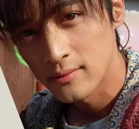 胡歌谈到她一度落泪,终于知道他为什么不谈恋