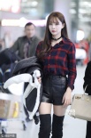 沈夢辰長靴格子衫機場走秀叫板楊冪 翹美腿玩手機